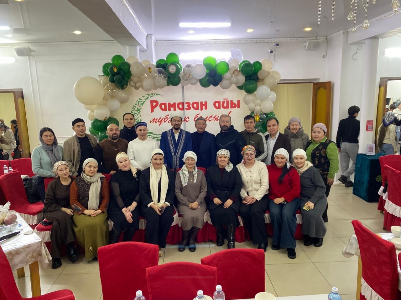Саран мешіті мен колледж ұстаздары бірігіп студенттерге ауызашар берді
