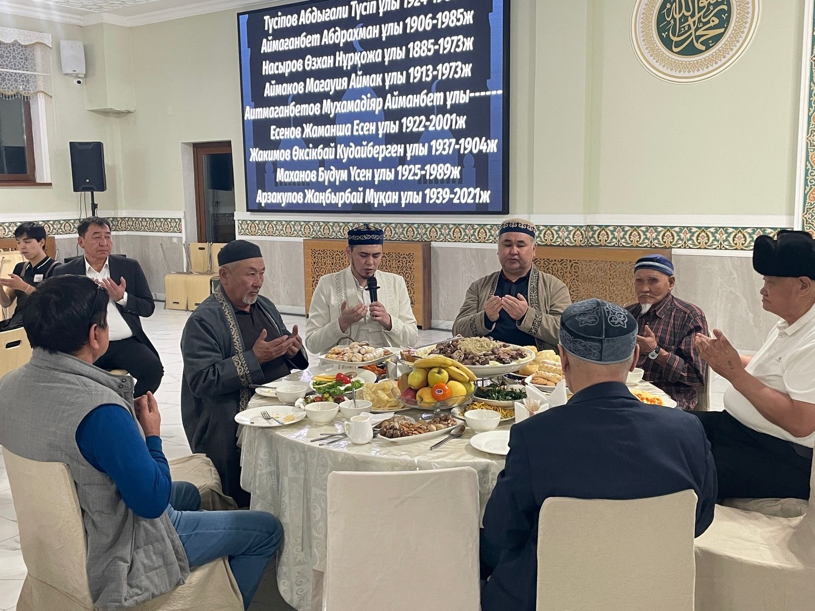 «Қамзе» мешітінде жамағатқа ауызашар дастарханы жайылды