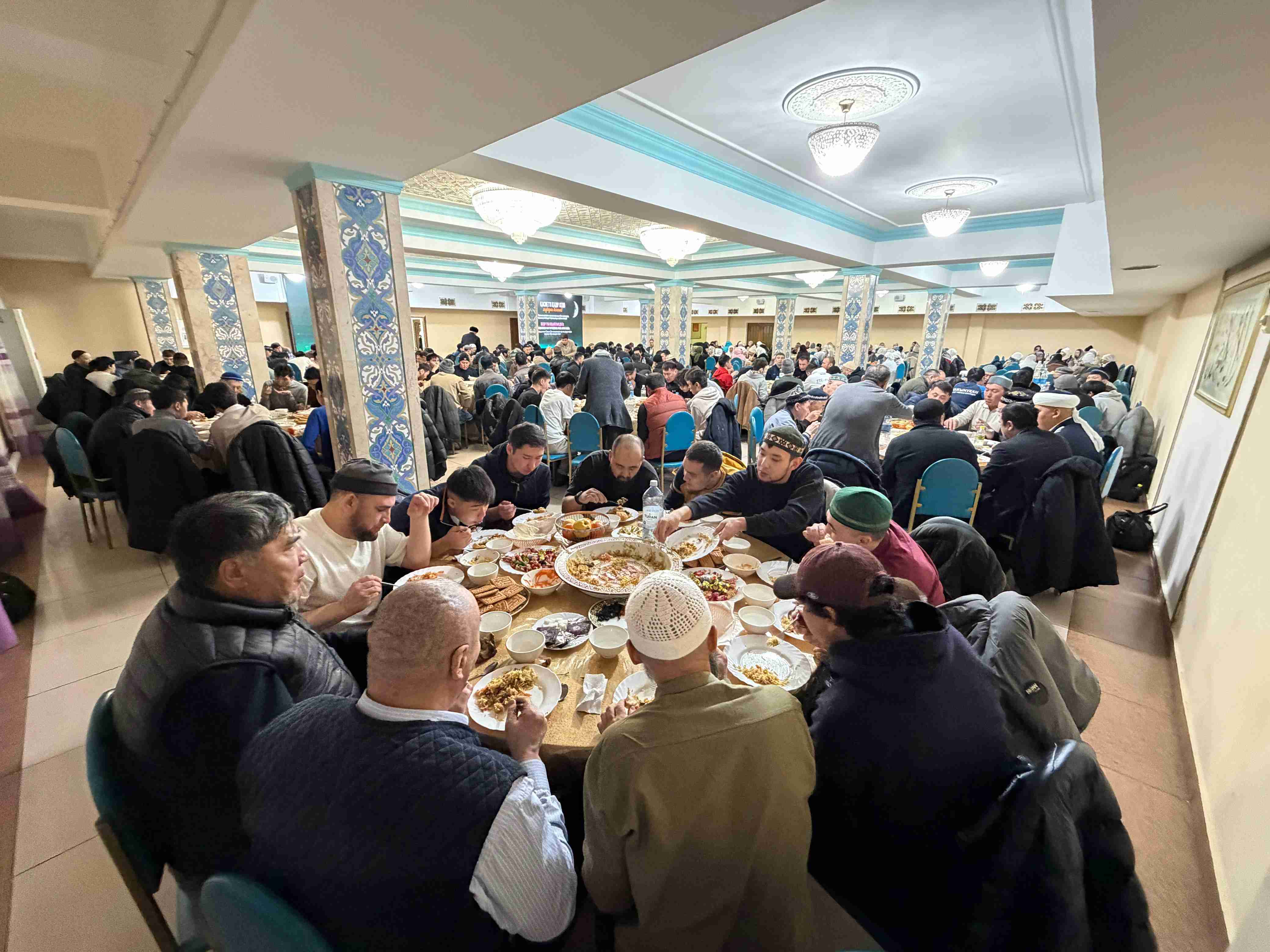 ҚАРАҒАНДЫ ОБЛЫСТЫҚ «ӘНЕТ БАБА» МЕШІТІНДЕ 600 ЖАМАҒАТҚА АУЫЗАШАР БЕРІЛДІ