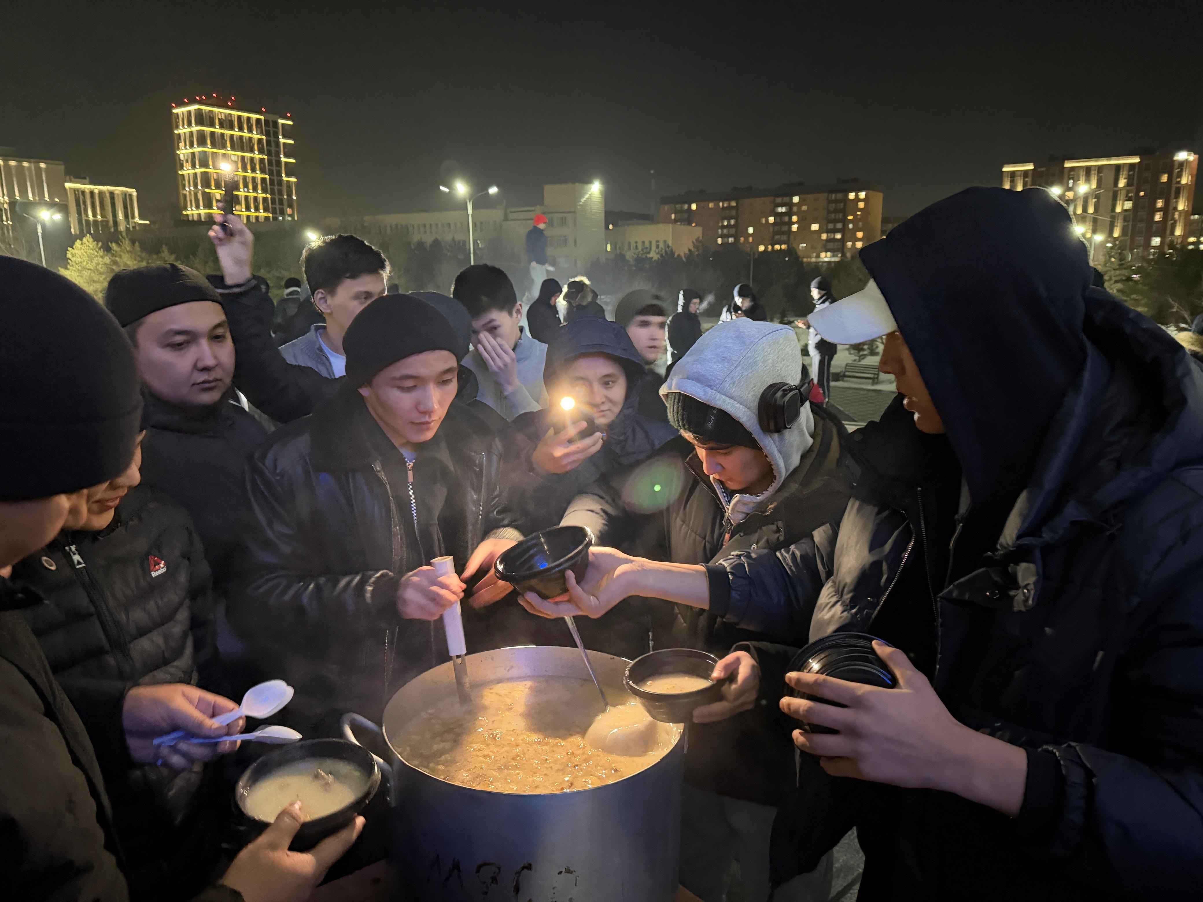 ҚАДІР ТҮНІНЕ ЖИНАЛҒАН ЖАМАҒАТҚА НАУРЫЗ КӨЖЕ ТАРАТЫЛДЫ