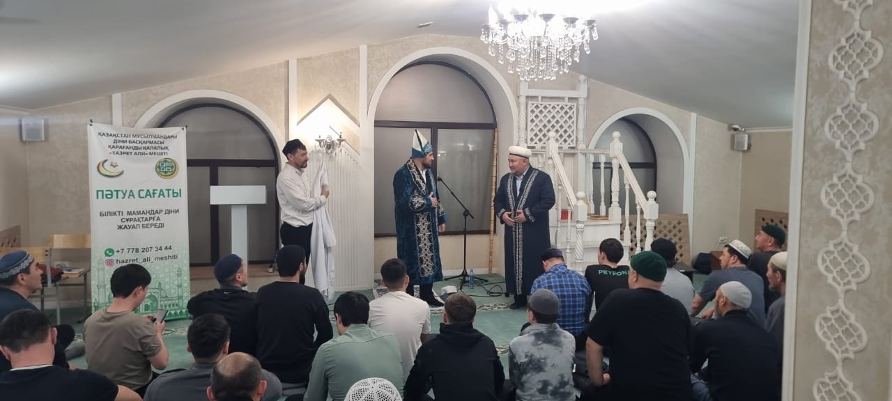 Қадір түнін қарсы алған «Хазірет Али» мешіті Қариға құрмет көрсетті