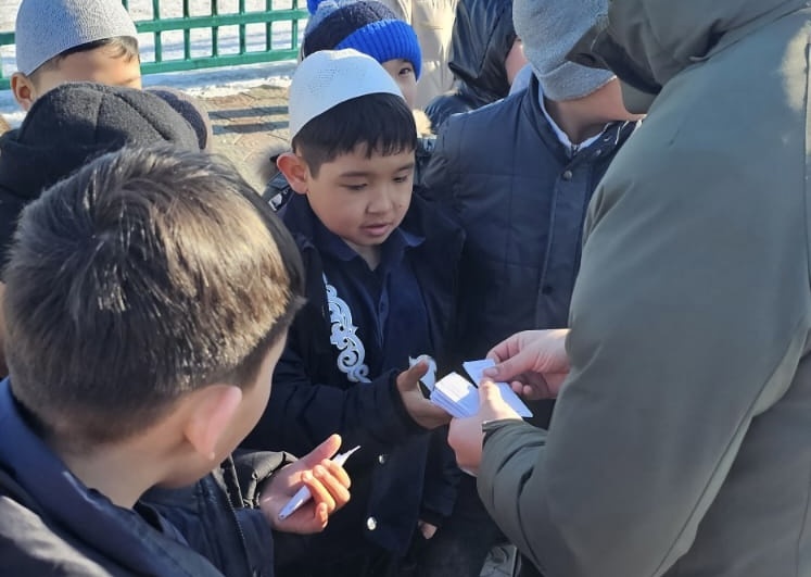 Абай аудандық мешітінде балаларға айттық үлестірілді