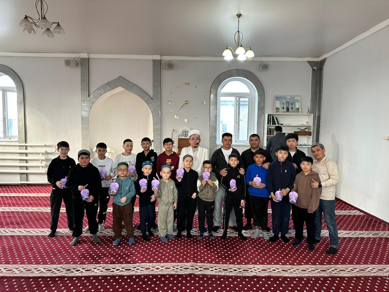 «Нұр» мешітінде 50 балаға айттық сыйлықтар үлестірілді.