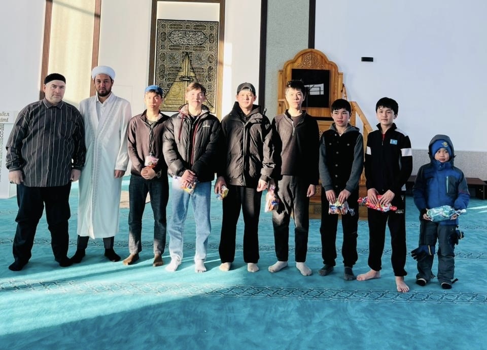 Осакаровка ауданында балаларға айттық тәттілер үлестірілді