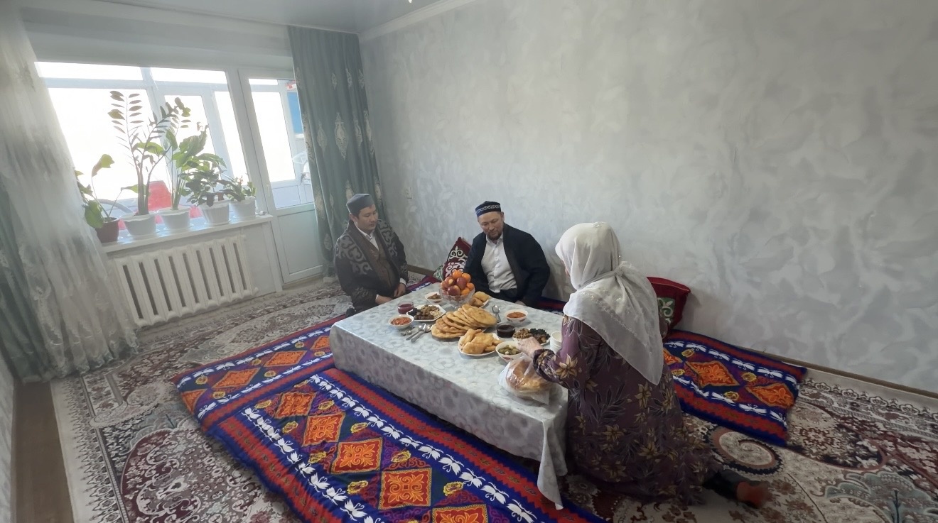 Ораза айтта «Төлеутай ата» мешіті ұжымы көршілерді айттап, дәстүрді дәріптеді