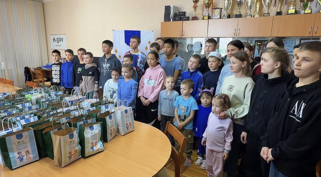 Балалар үйіне «Айттық тәттілері» үлестірілді