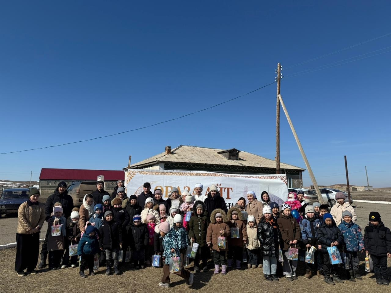 Ақтас ауылында балаларға айттық тәттілер таратылды