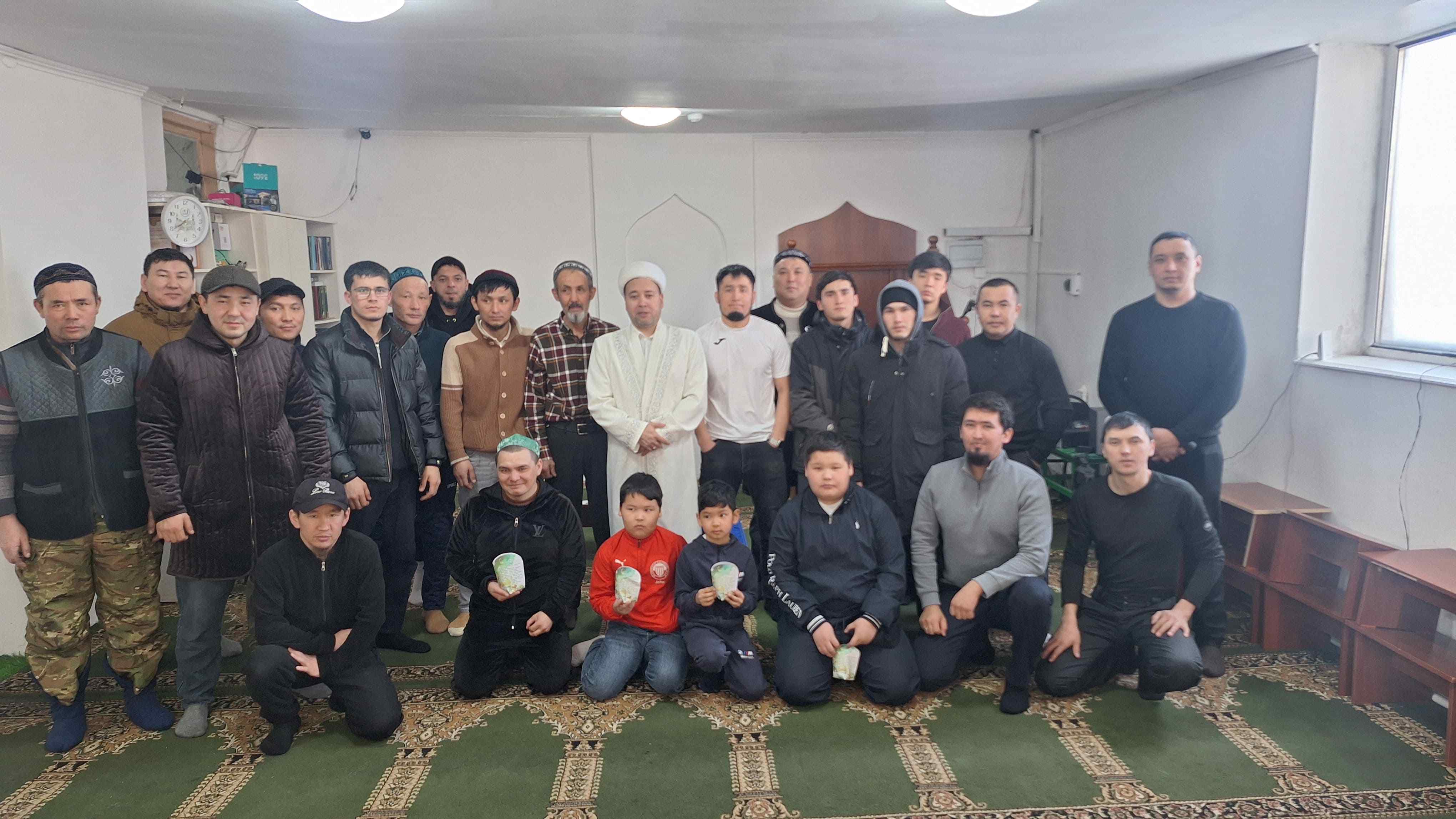 Ақтау кенті мешітінде Ораза айт намазы оқылып, балаларға айттық таратылды