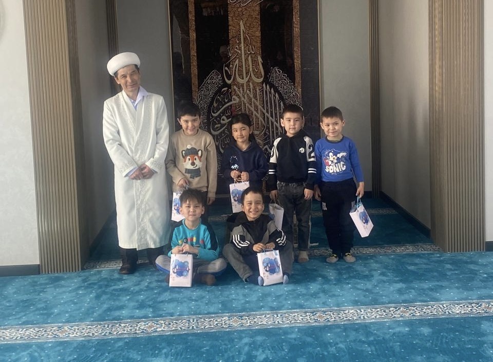 Шет ауданы: Сеңкібай би мешітінде балаларға айттық таратылды