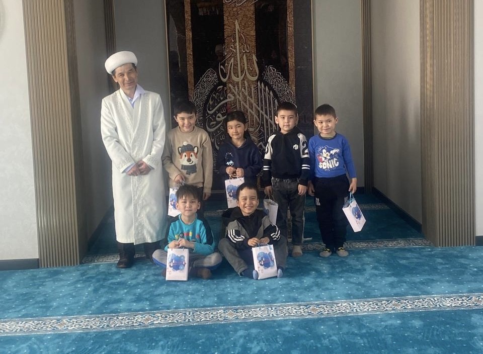 Шет ауданы: Сеңкібай би мешітінде балаларға айттық таратылды