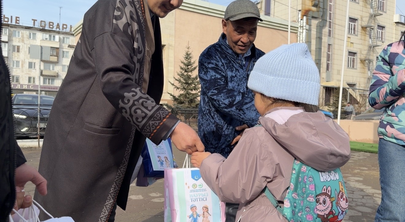 «Төлеутай ата» мешіті бүлдіршіндерге «Наурыз тәттілерін» үлестірді