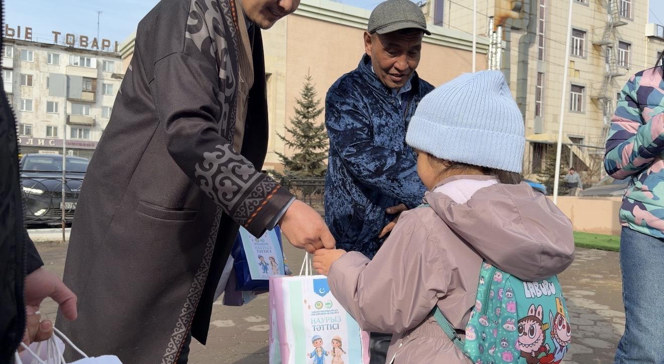 «Төлеутай ата» мешіті бүлдіршіндерге «Наурыз тәттілерін» үлестірді