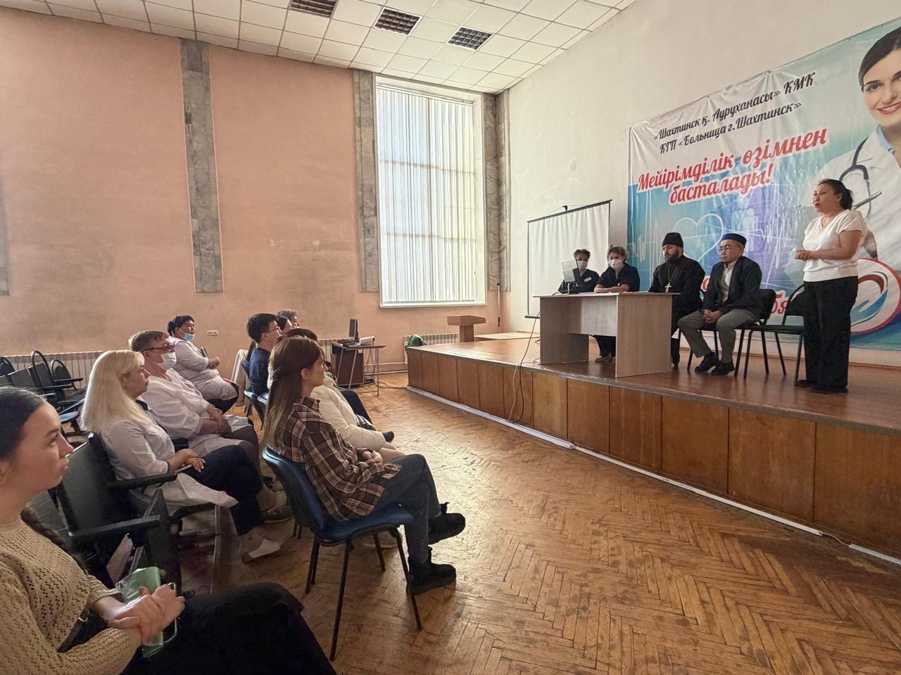 «Нұр» мешітінің имамы дәрігерлермен және қала тұрғындарымен жүздесті.