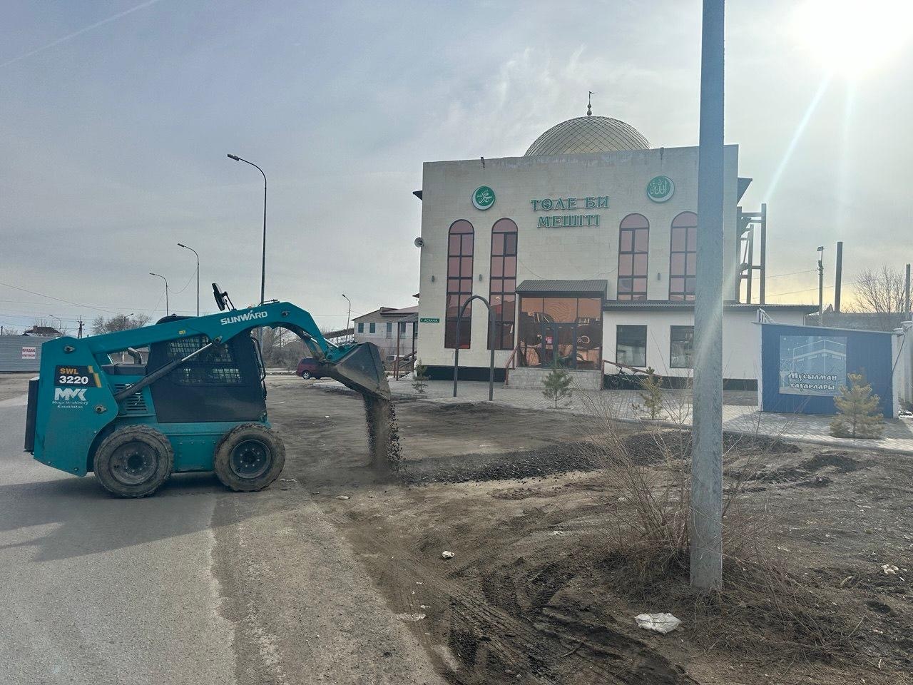 «Төле би» мешітінің ауласына асфальт төселді