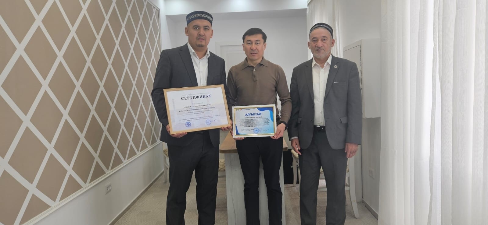 ТОО «Қызмет Проф Сервис» оказало спонсорскую помощь, предоставив входные двери для служебных квартир, предназначенных для 36 имамов.