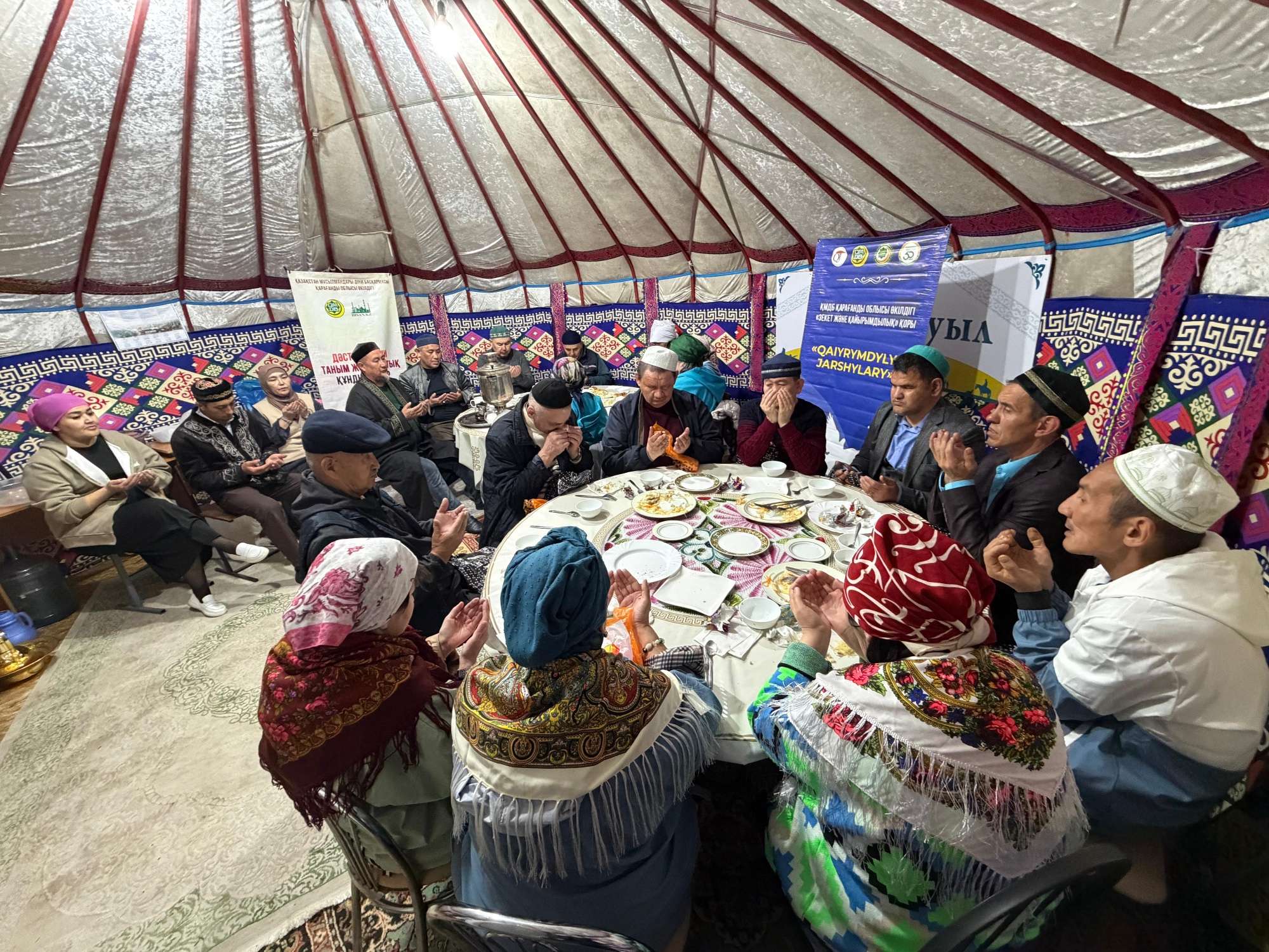 «ДӘСТҮР ЖӘНЕ ОТБАСЫ»: ҚАРТТАР ҮЙІНІҢ ТҰРҒЫНДАРЫНА ҚҰРМЕТ КӨРСЕТІЛДІ