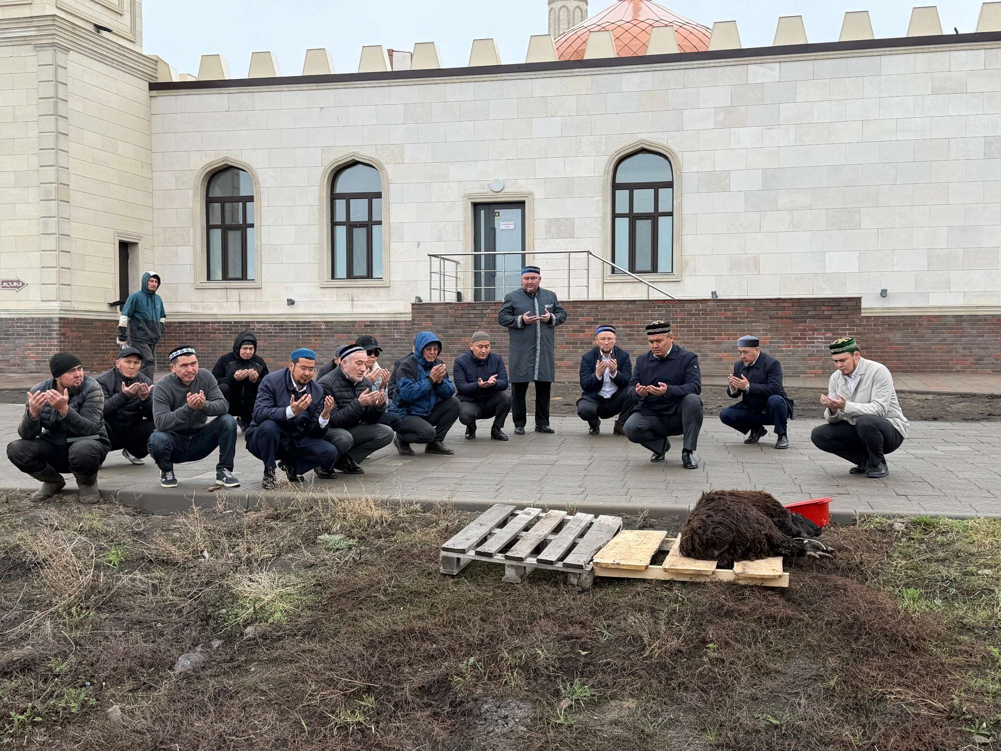 36 ИМАМҒА АРНАЛҒАН ҚЫЗМЕТТІК ПӘТЕРЛЕР ҚҰРЫЛЫСЫНЫҢ БАСЫНДА ҚҰРБАН ШАЛЫНДЫ