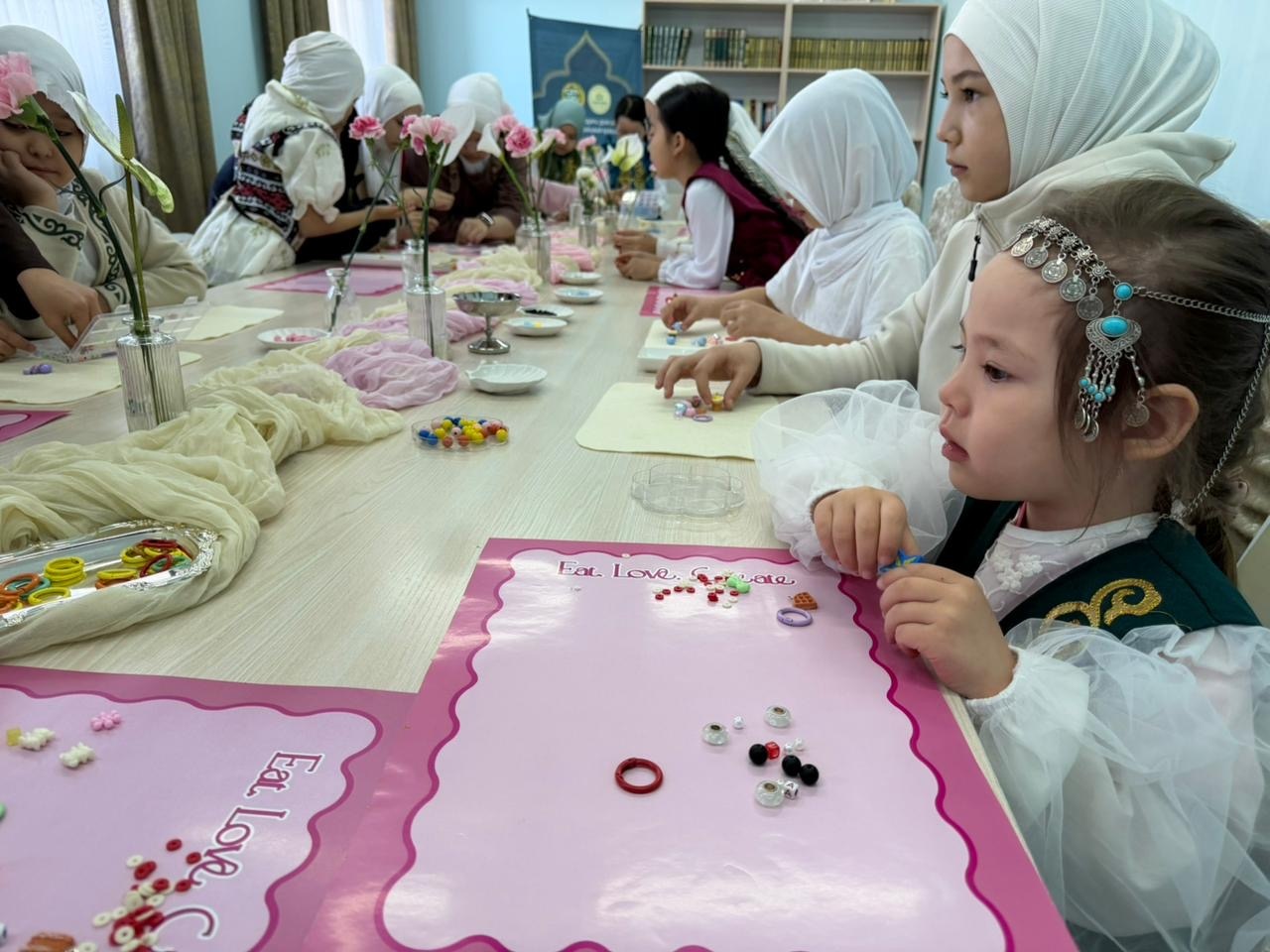 «Қажыбай қажы» мешітінде қыз балаларға арналған қолөнер сабағы ұйымдастырылды