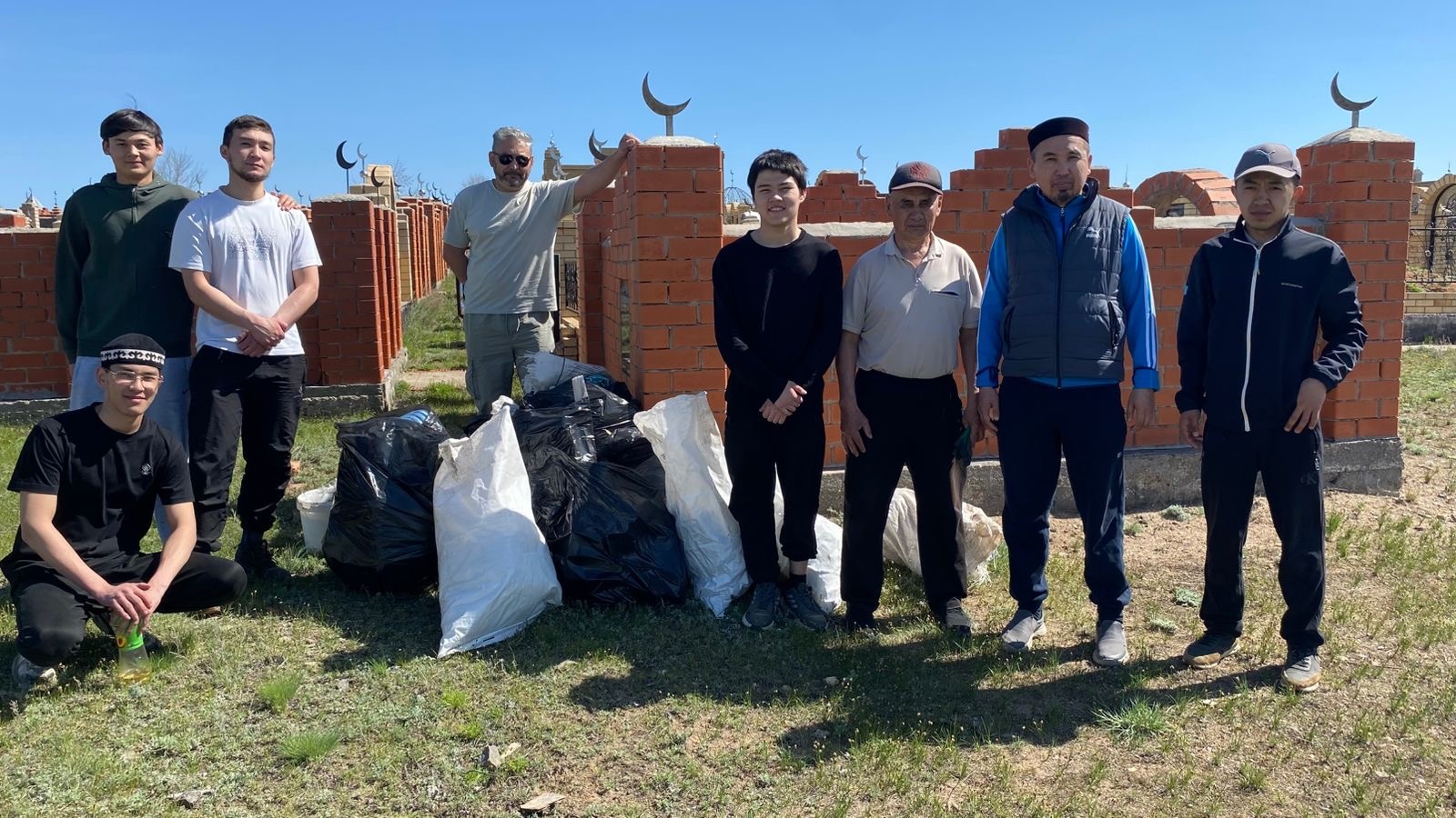 «Таза Қазақстан»: зират басында тазалық жұмыстары жүргізілді