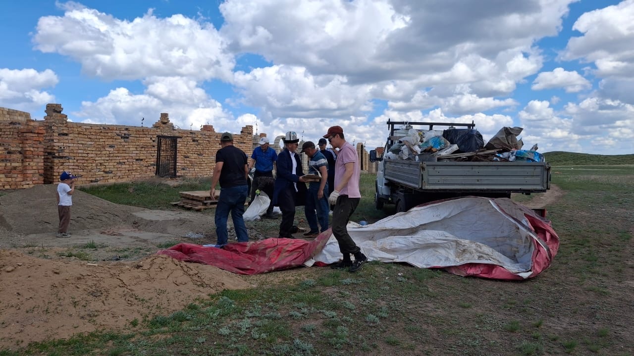 “Өткенге құрмет – тіріге міндет”: Жұмабек ауылында зират тазалау өтті