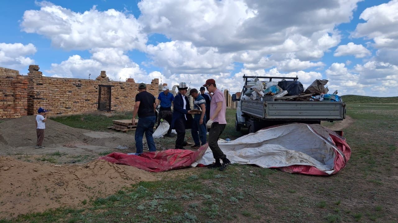 “Өткенге құрмет – тіріге міндет”: Жұмабек ауылында зират тазалау өтті