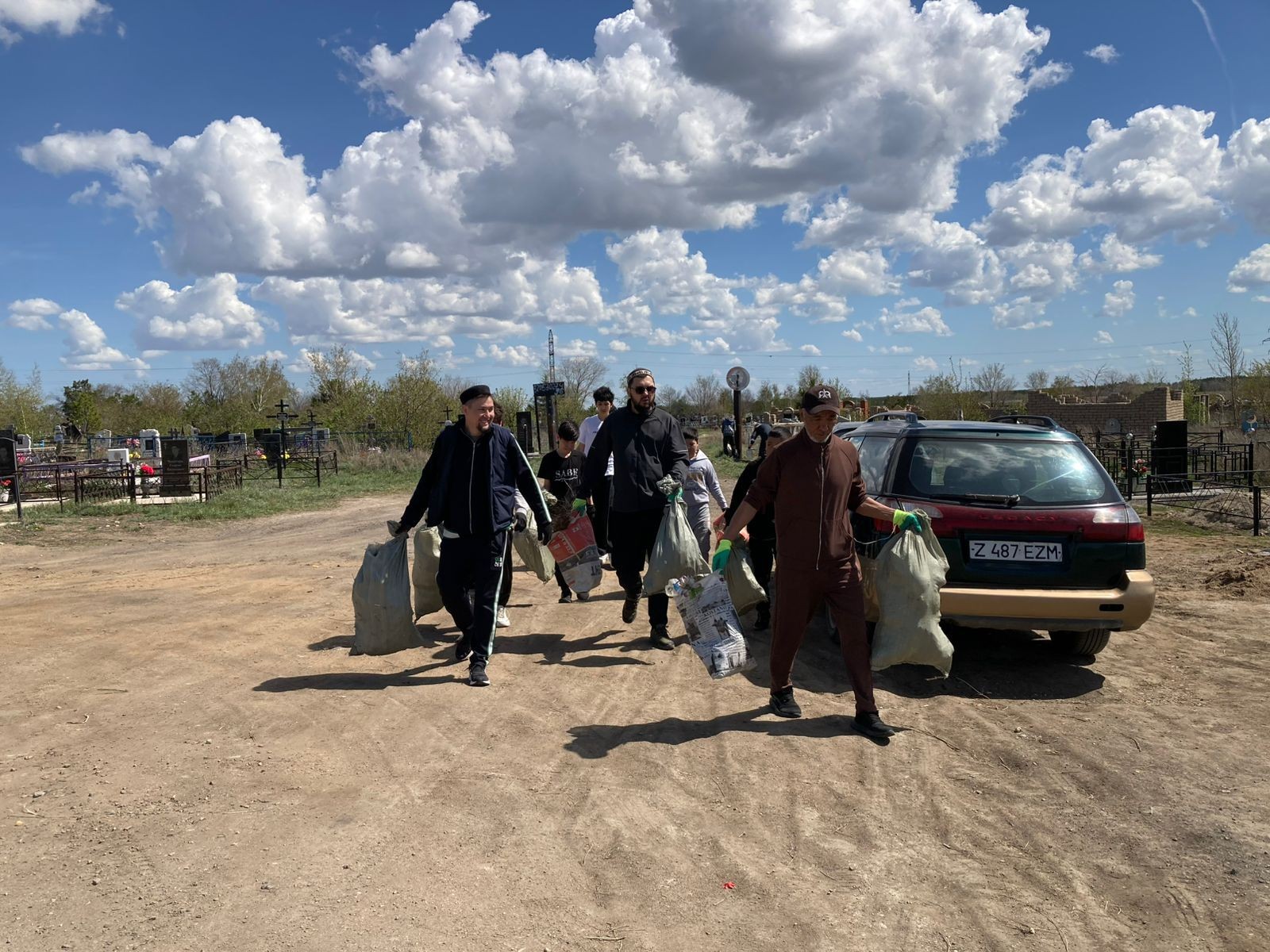 Ақтас кенті зиратында тазалық жұмыстары жүргізілді