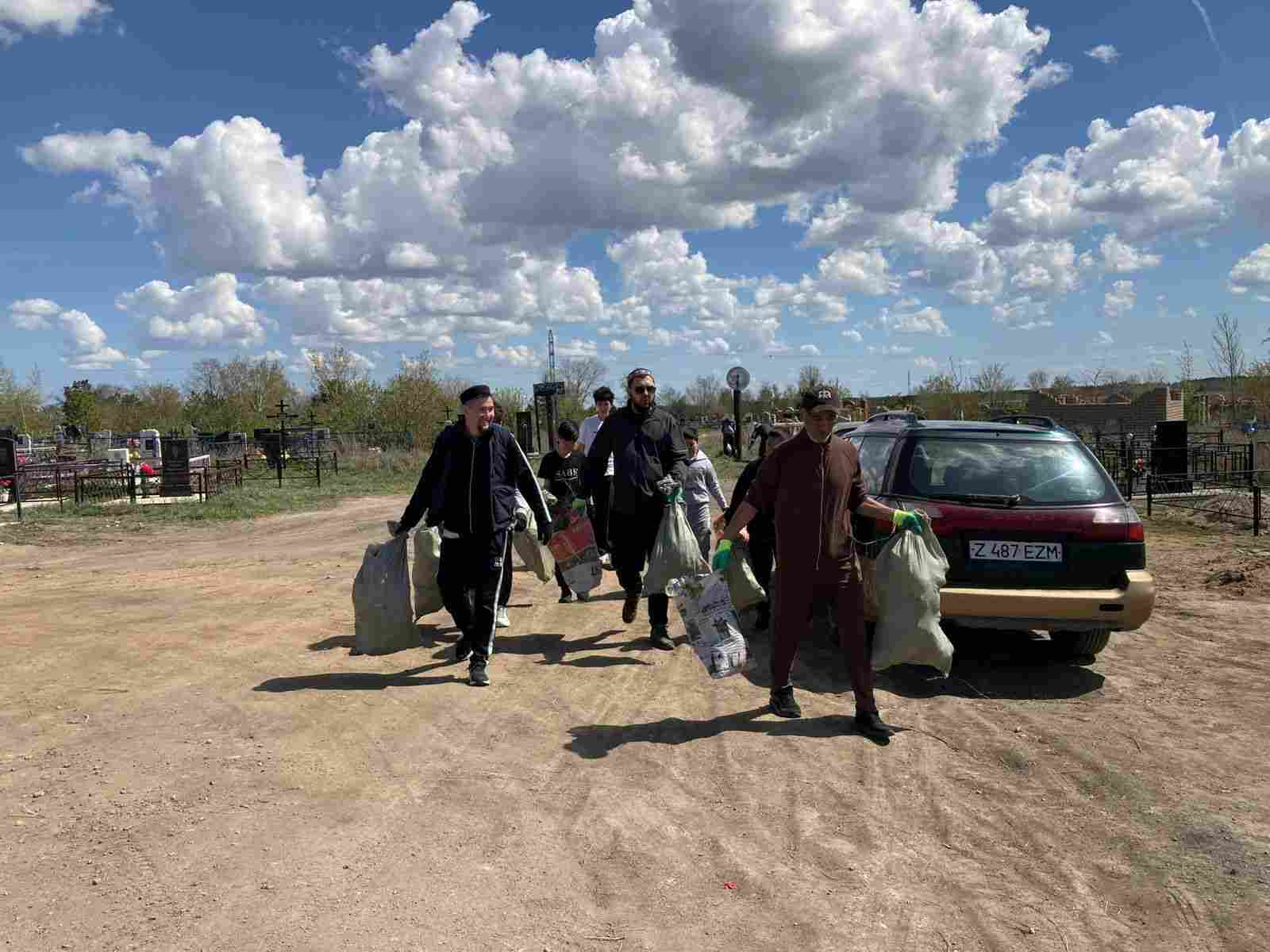 Ақтас кенті зиратында тазалық жұмыстары жүргізілді