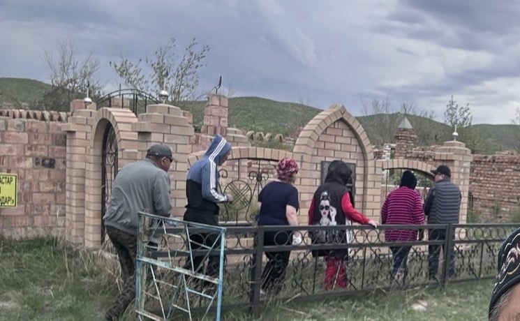 Топар кентінде зират басында тазалық жұмыстары жүргізілді