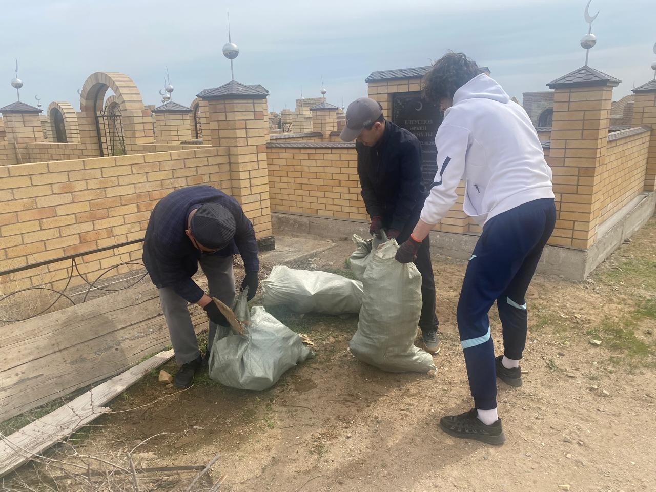 Бұқар жырау мешітінің жастары зират басында тазалық жұмыстарын жүргізді