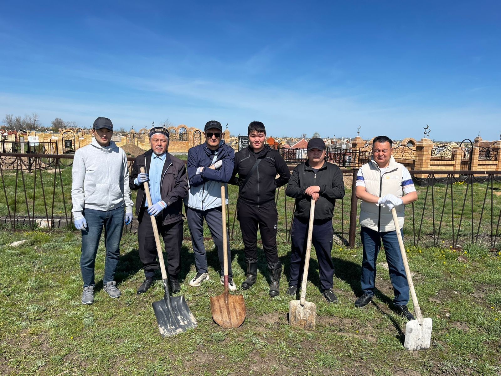 Шахтинск қаласында зират басына тазалық жұмыстары жасалды
