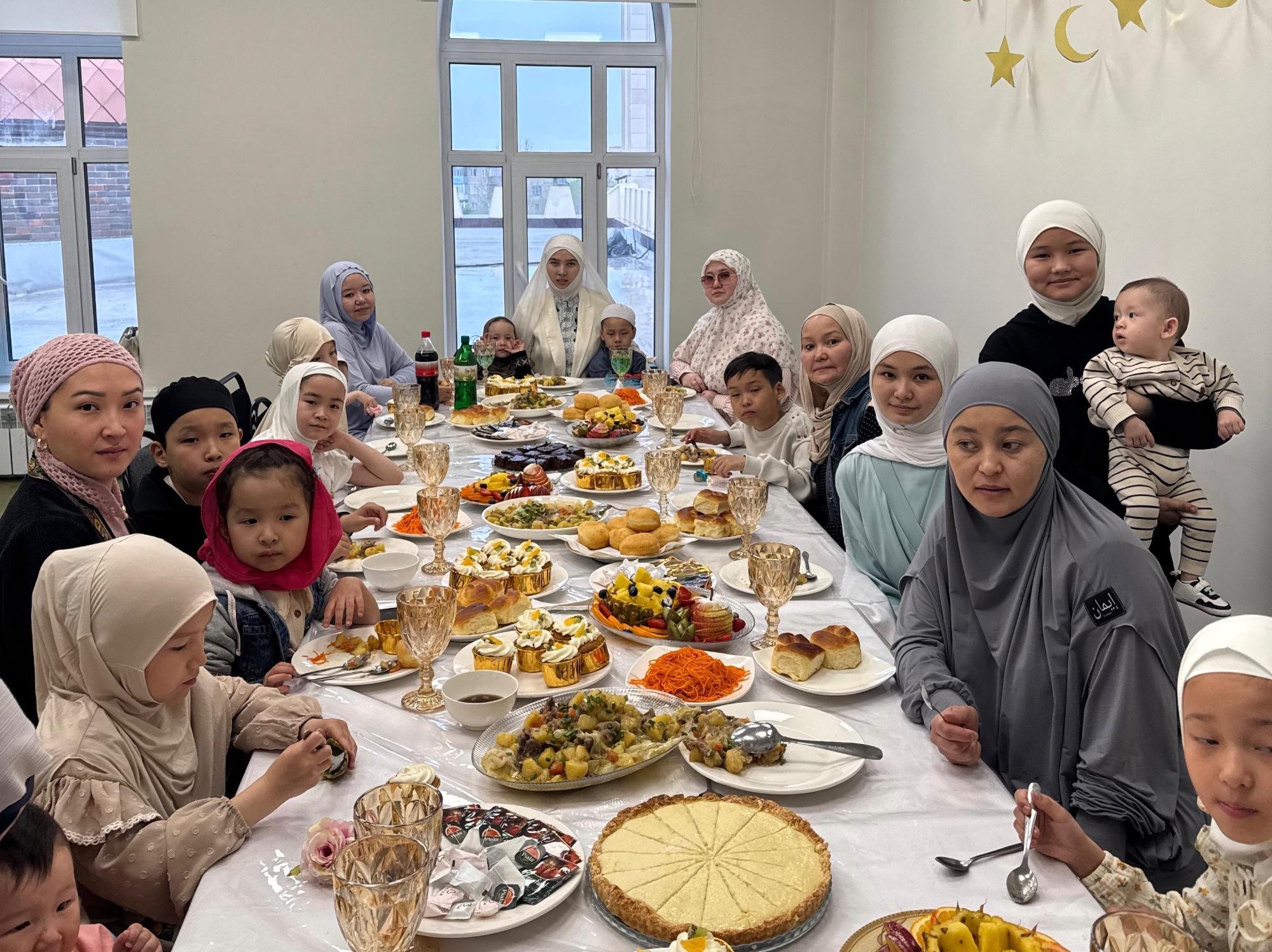 «Әл-Ғаффар» мешітінде рухани сайыстан кейін «Ынтымақ пен береке дастарханы» жайылды