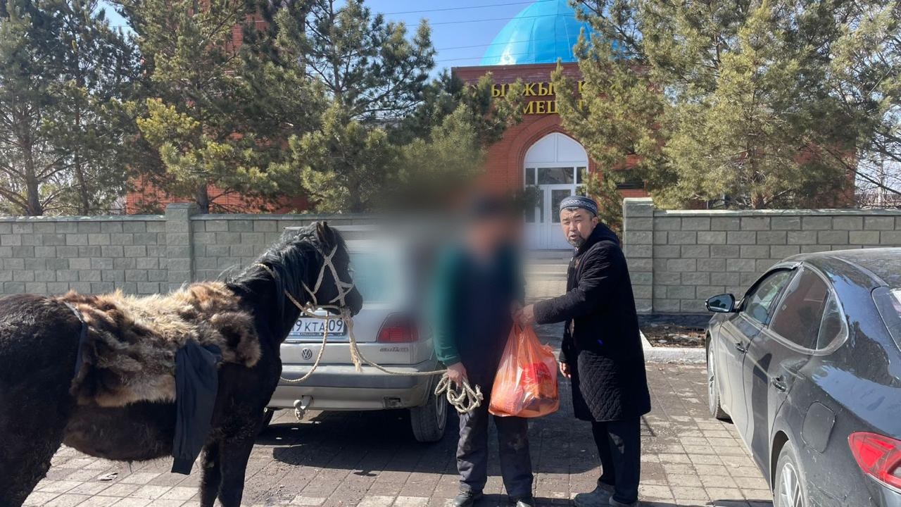 Бірлік мерекесінде қарияға қайырымдылық көмек көрсетілді