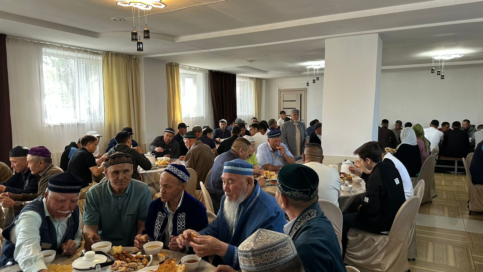 Шахтинск қалалық «Нұр» мешітінде айттық дастархан жайылды