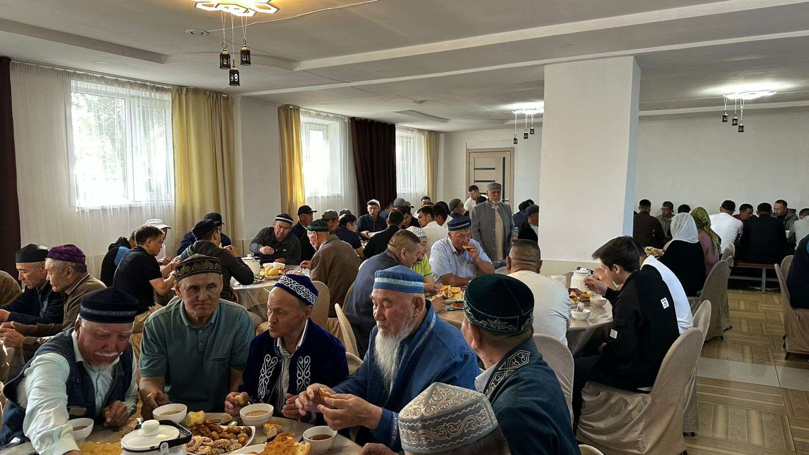 Шахтинск қалалық «Нұр» мешітінде айттық дастархан жайылды