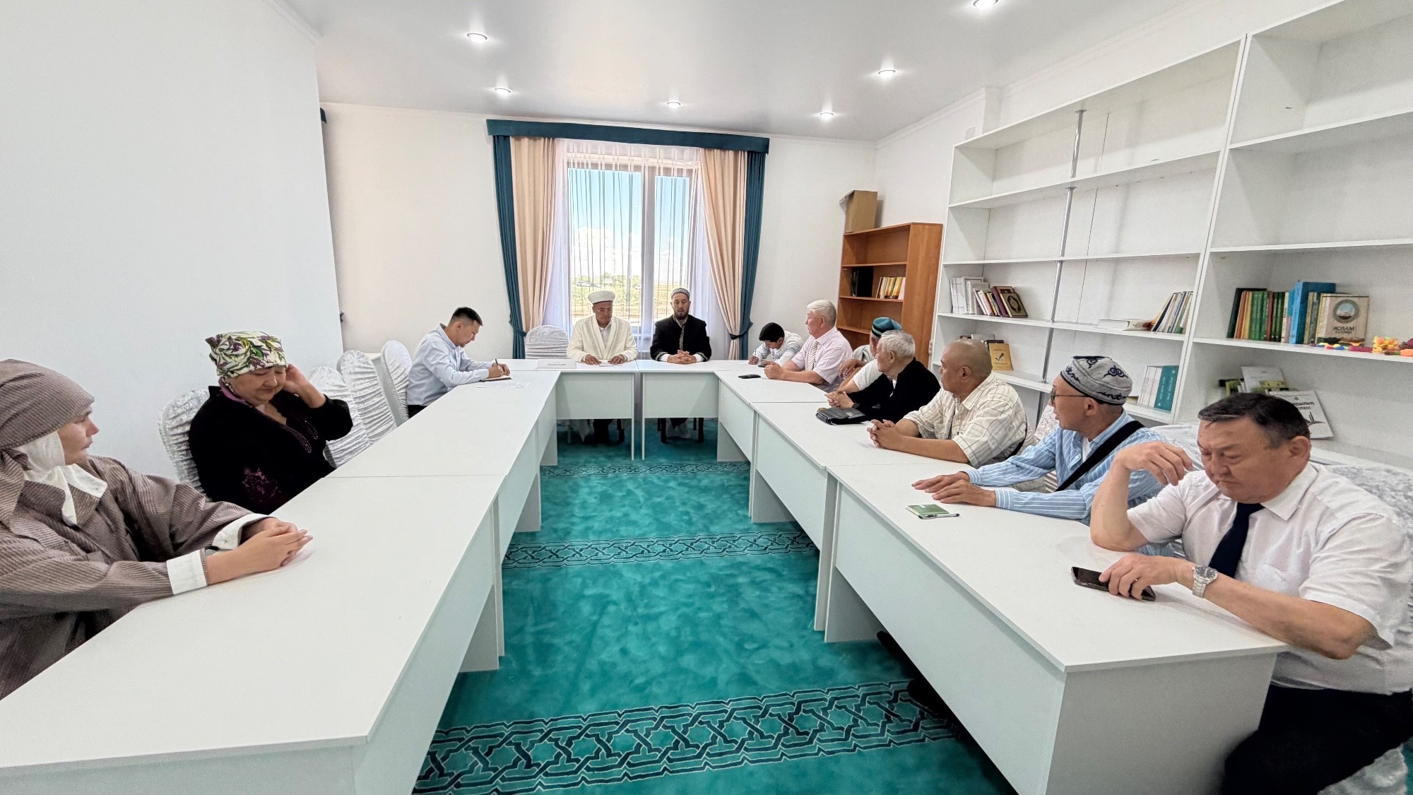 Осакаров аудандық мешітінде аймақ жамағатымен арнайы жиын өтті.