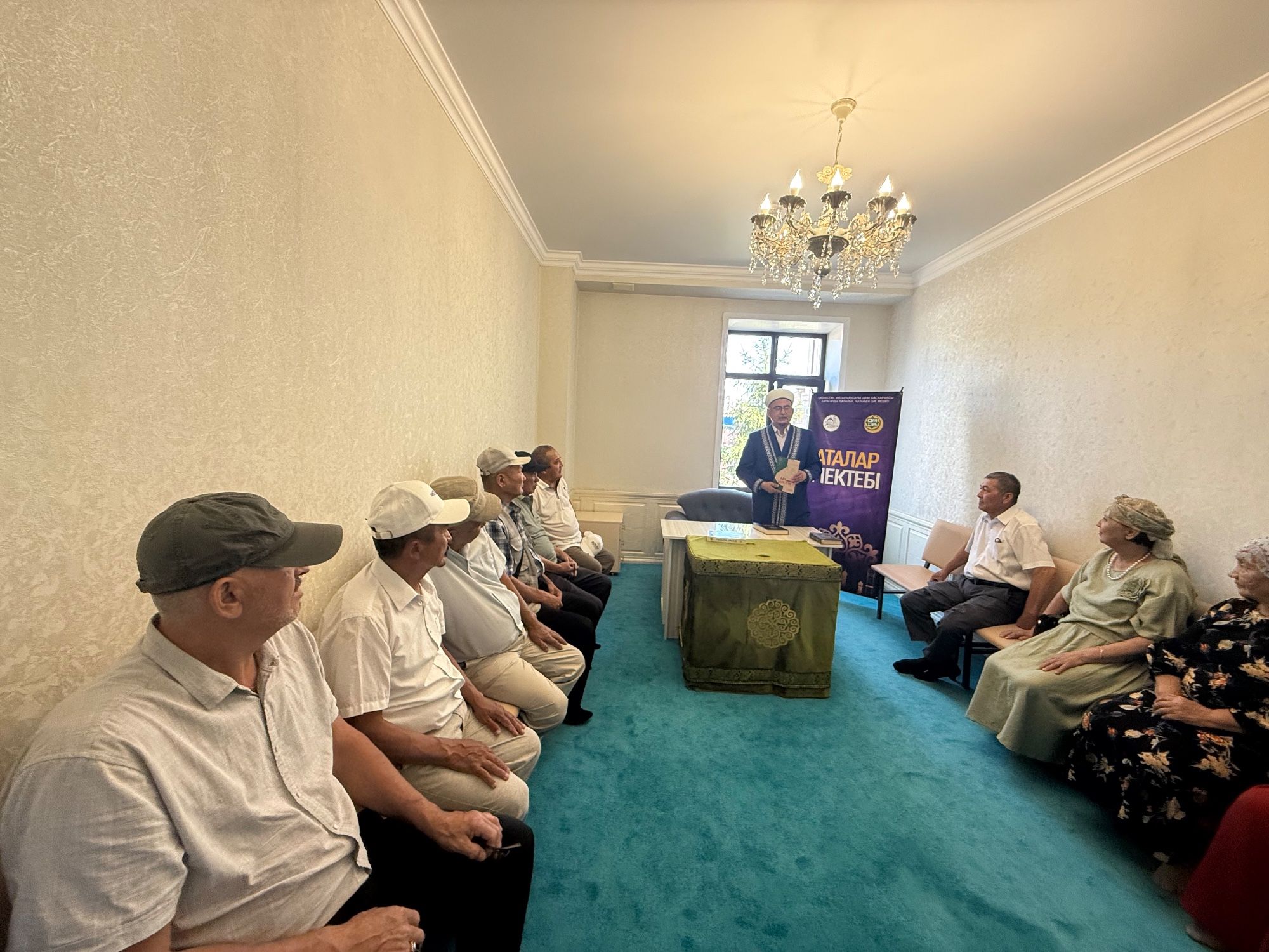 Қазыбек би мешітінде «Аталар мектебінің» жиыны өтіп, «Дін мен дәстүр» кітабы таныстырылды
