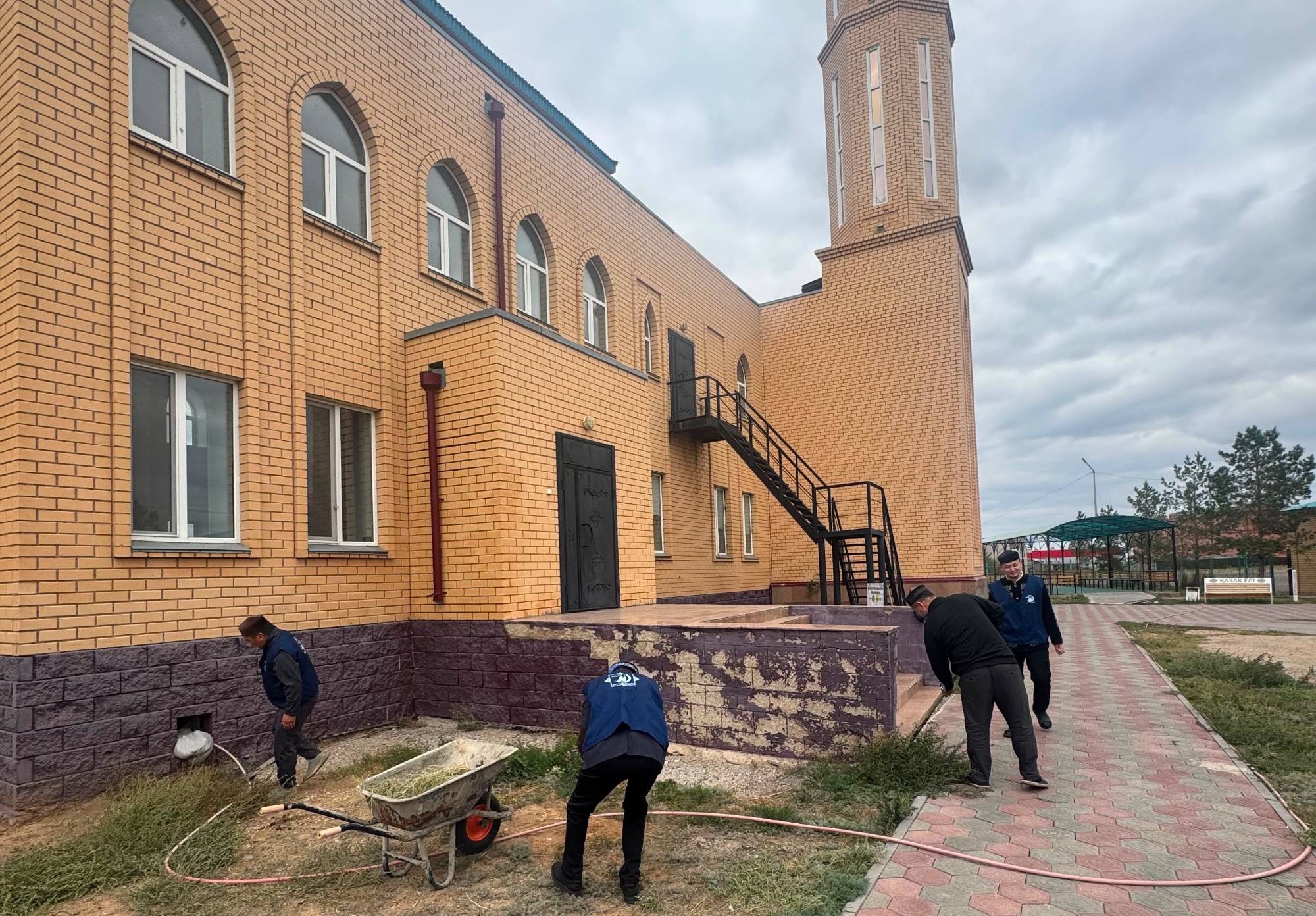 Дүниежүзілік тазалық күніне орай Абай аудандық мешітінде сенбілік ұйымдастырылды