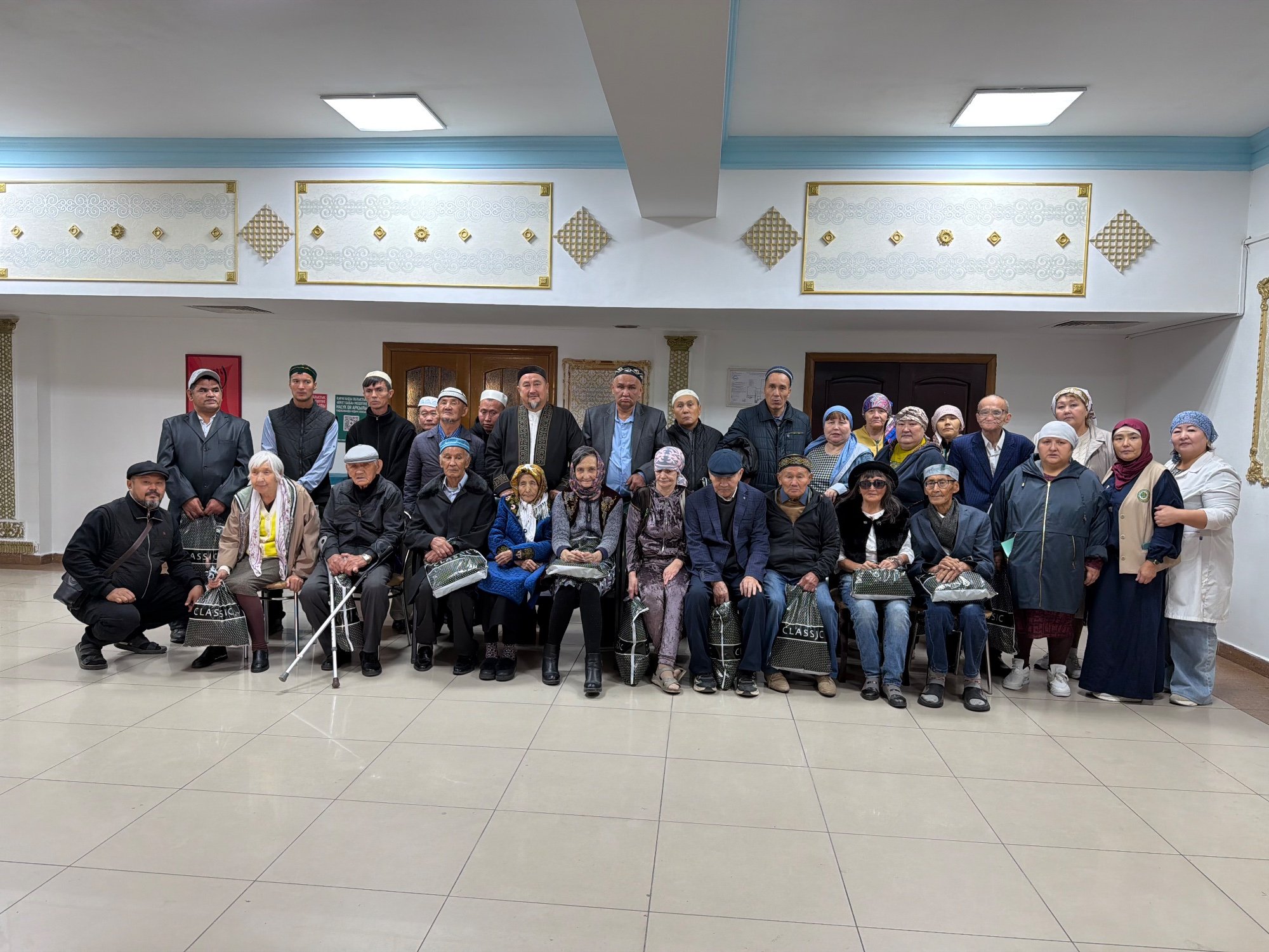 «ӘНЕТ БАБА» МЕШІТІНДЕ ҚАРИЯЛАРҒА ҚҰРМЕТ КӨРСЕТІЛДІ