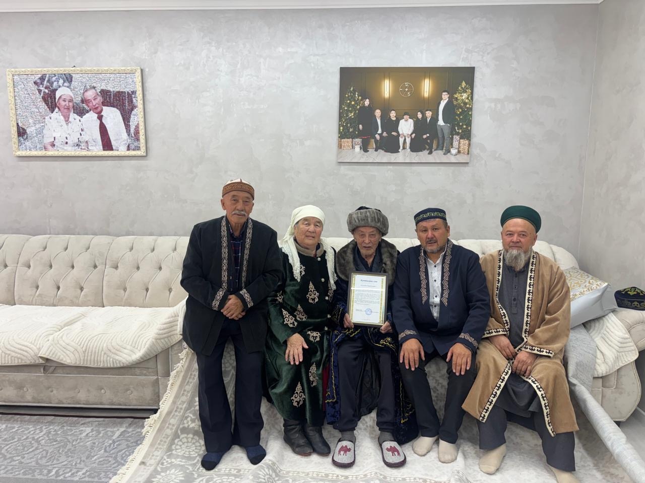 Шет ауданында 92 жастағы қарияға құрмет көрсетілді