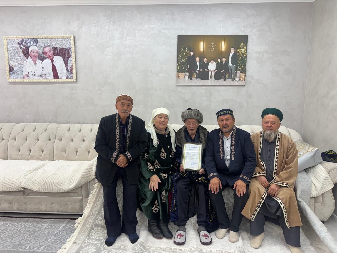 Шет ауданында 92 жастағы қарияға құрмет көрсетілді