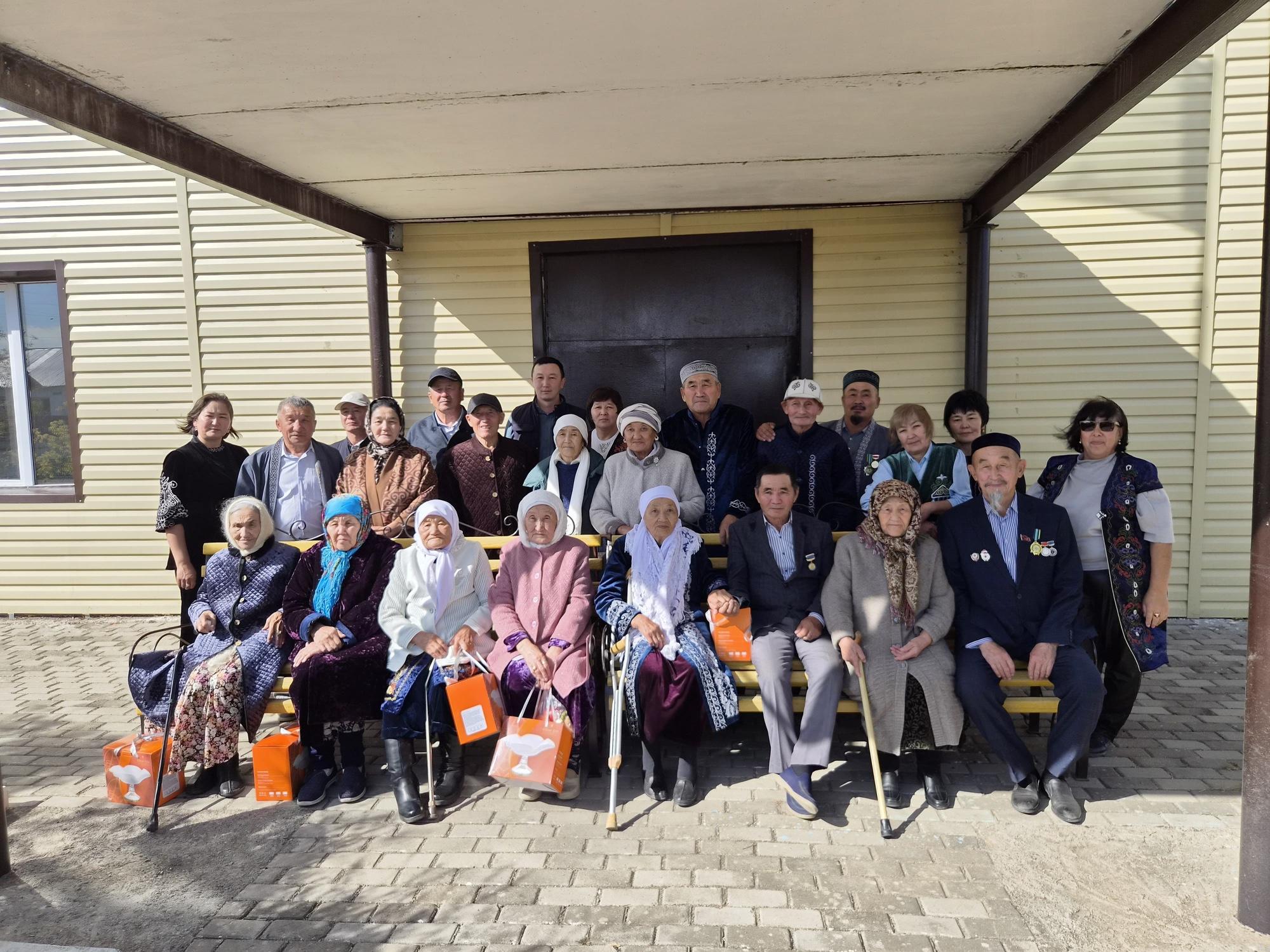 Нұркен ауылында Қарттар күніне орай ақ дастархан жайылды
