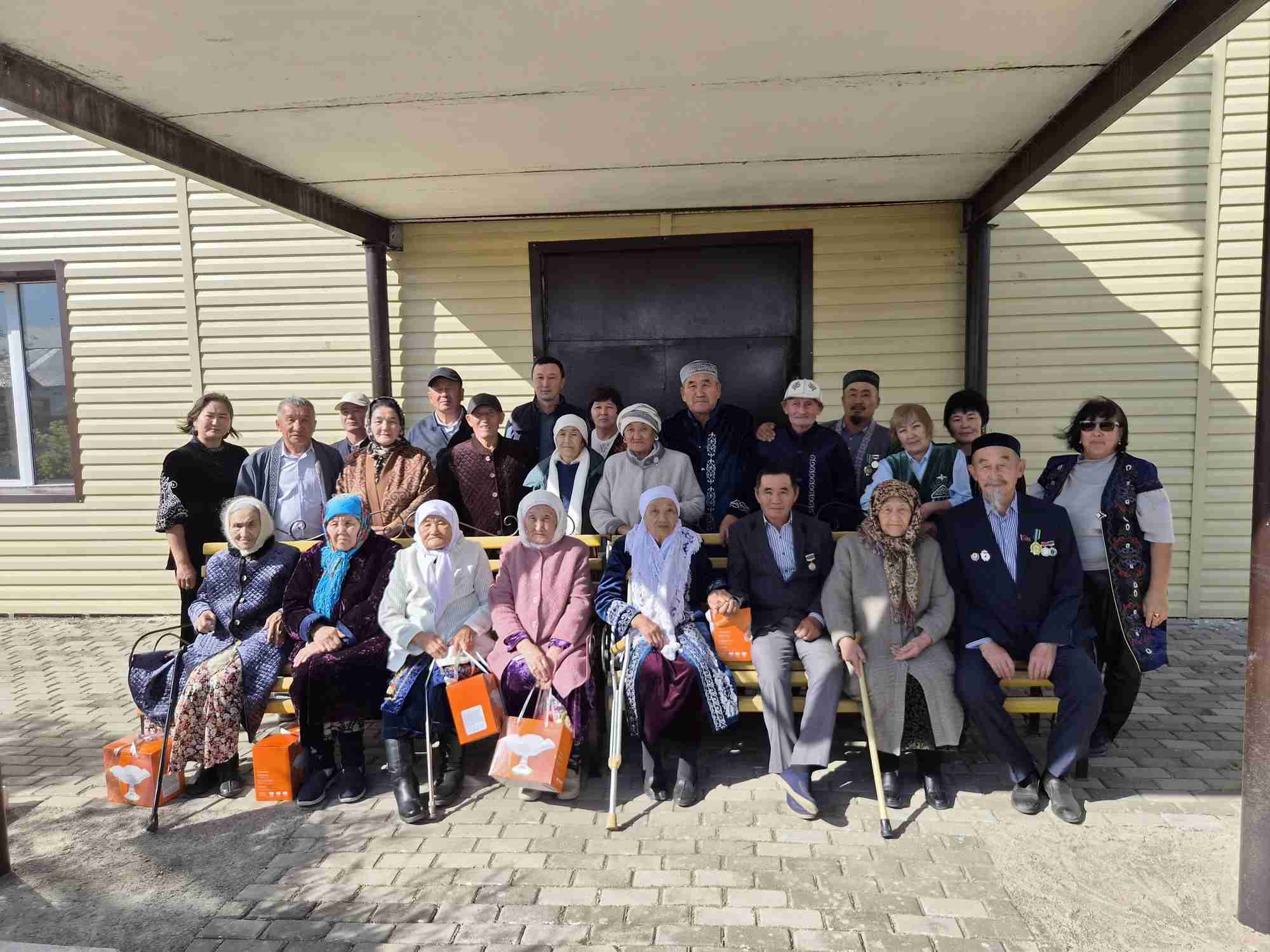Нұркен ауылында Қарттар күніне орай ақ дастархан жайылды