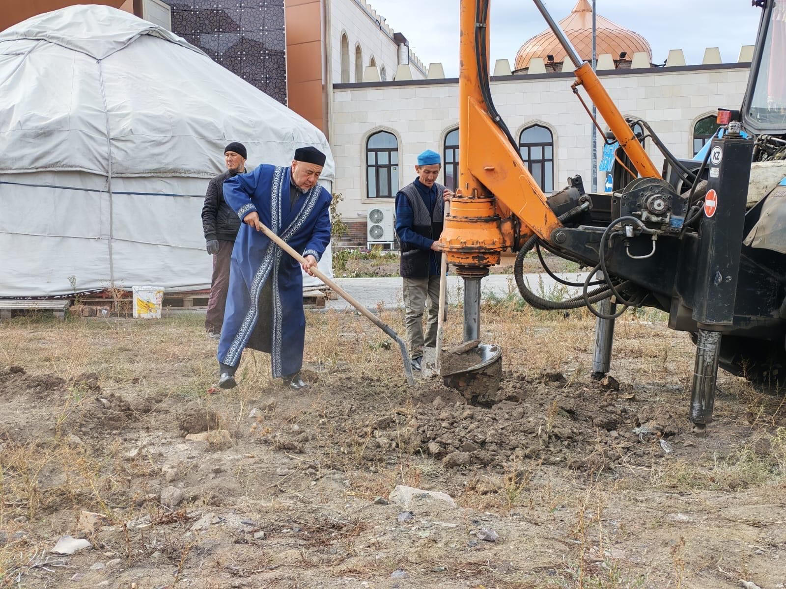 «Әл-Ғаффар» мешітінде көгалдандыру жұмыстары жүргізілді