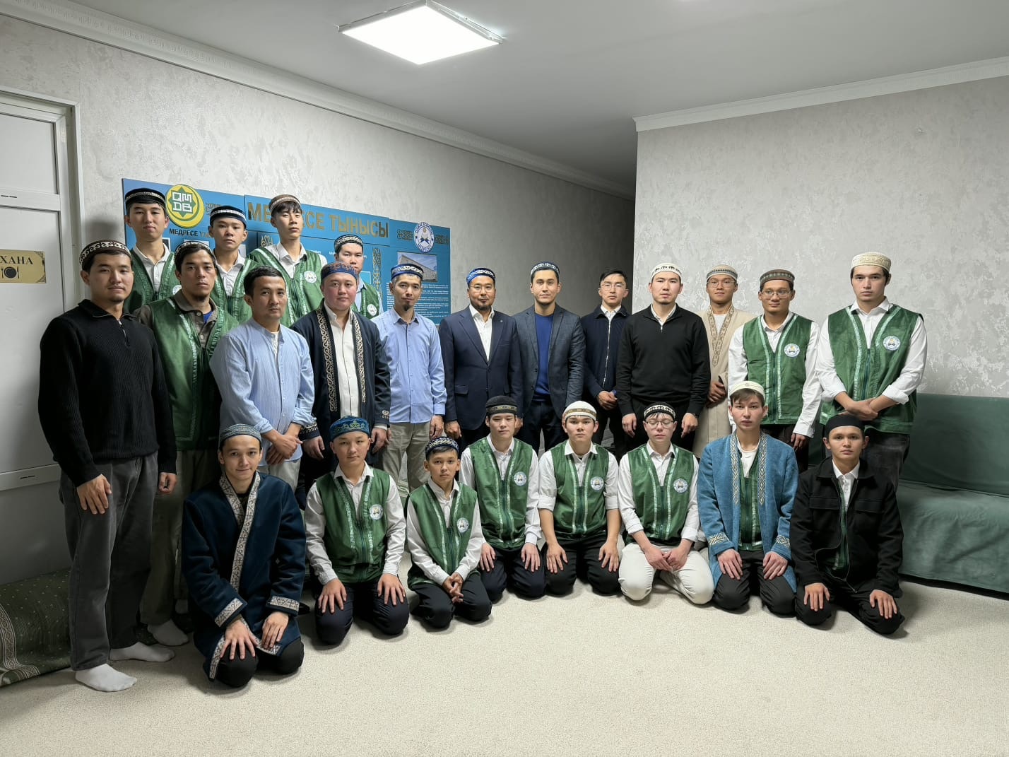 Медресе шәкірттері ұстаздарға құрмет көрсетті