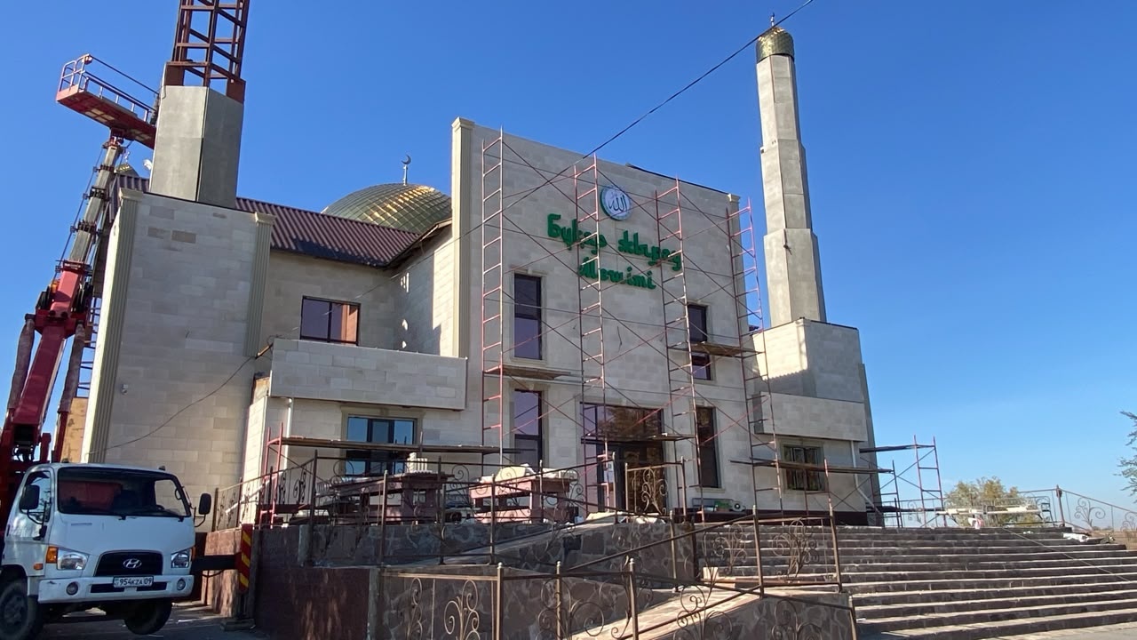 «Бұқар Жырау» мешітінің сыртын қаптау жұмыстары басталды