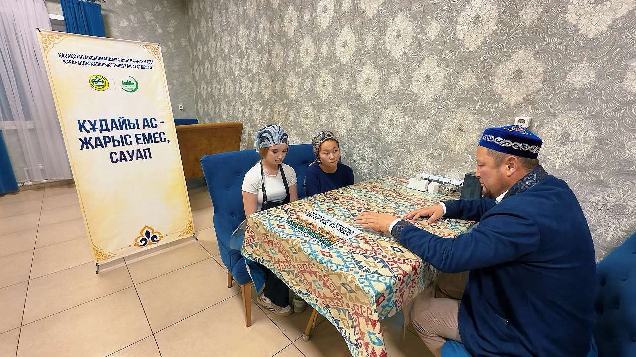 «Алмаз» мейрамханасының әкімшілігіне «Ас беру мәдениеті» құжатын таныстырды