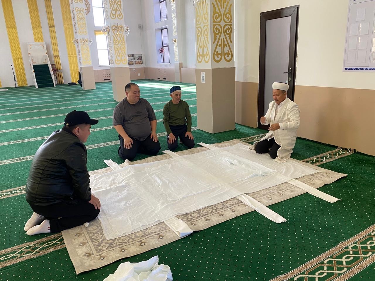 БҰҚАР ЖЫРАУ МЕШІТІНДЕ ЖАМАҒАТҚА МӘЙІТТІ КЕБІНДЕУ РӘСІМІ ҮЙРЕТІЛДІ