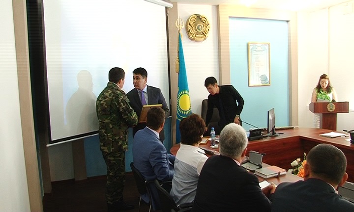 Теміртауда бір отбасыны ажалдан құтқарған өрт сөндірушілерге құрмет көрсетілді (ФОТО) 
