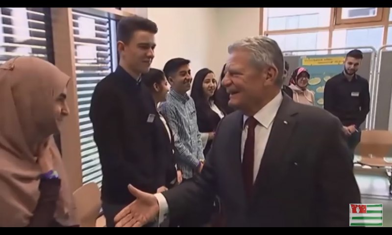 ПРЕЗИДЕНТТІҢ ҰСЫНҒАН ҚОЛЫН ҰСТАМАДЫ (видео)