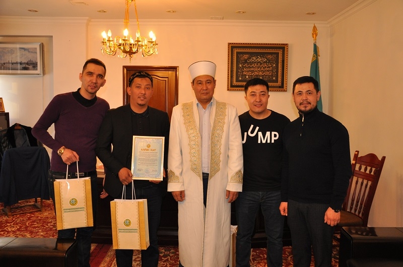 БАС МҮФТИ «ӨНЕР ҚЫРАНДАРЫ» ТЕАТРЫНЫҢ ҰЖЫМЫН МАРАПАТТАДЫ (ФОТО)